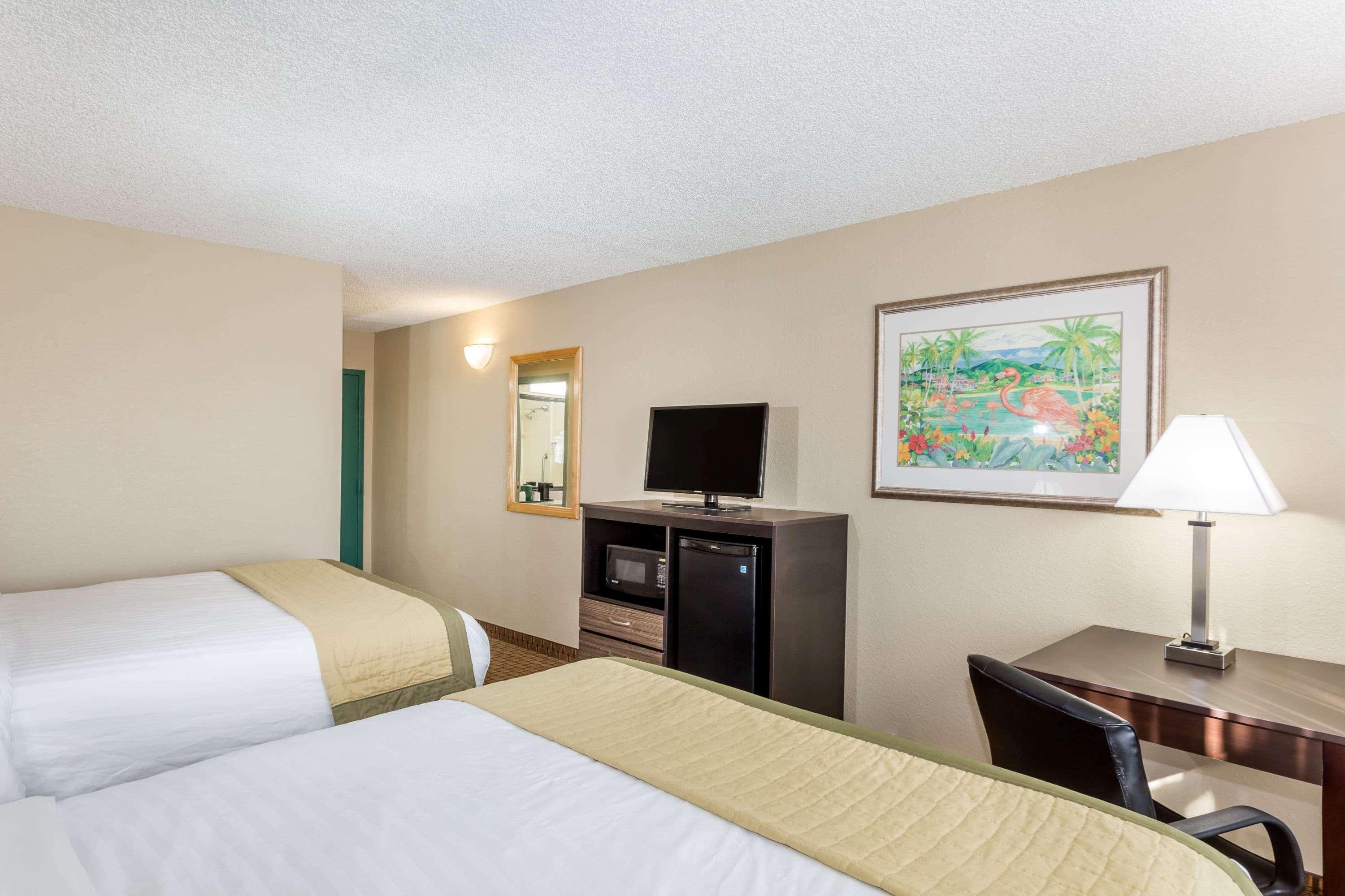 Baymont By Wyndham Fort Myers Airport Hotel Стая снимка