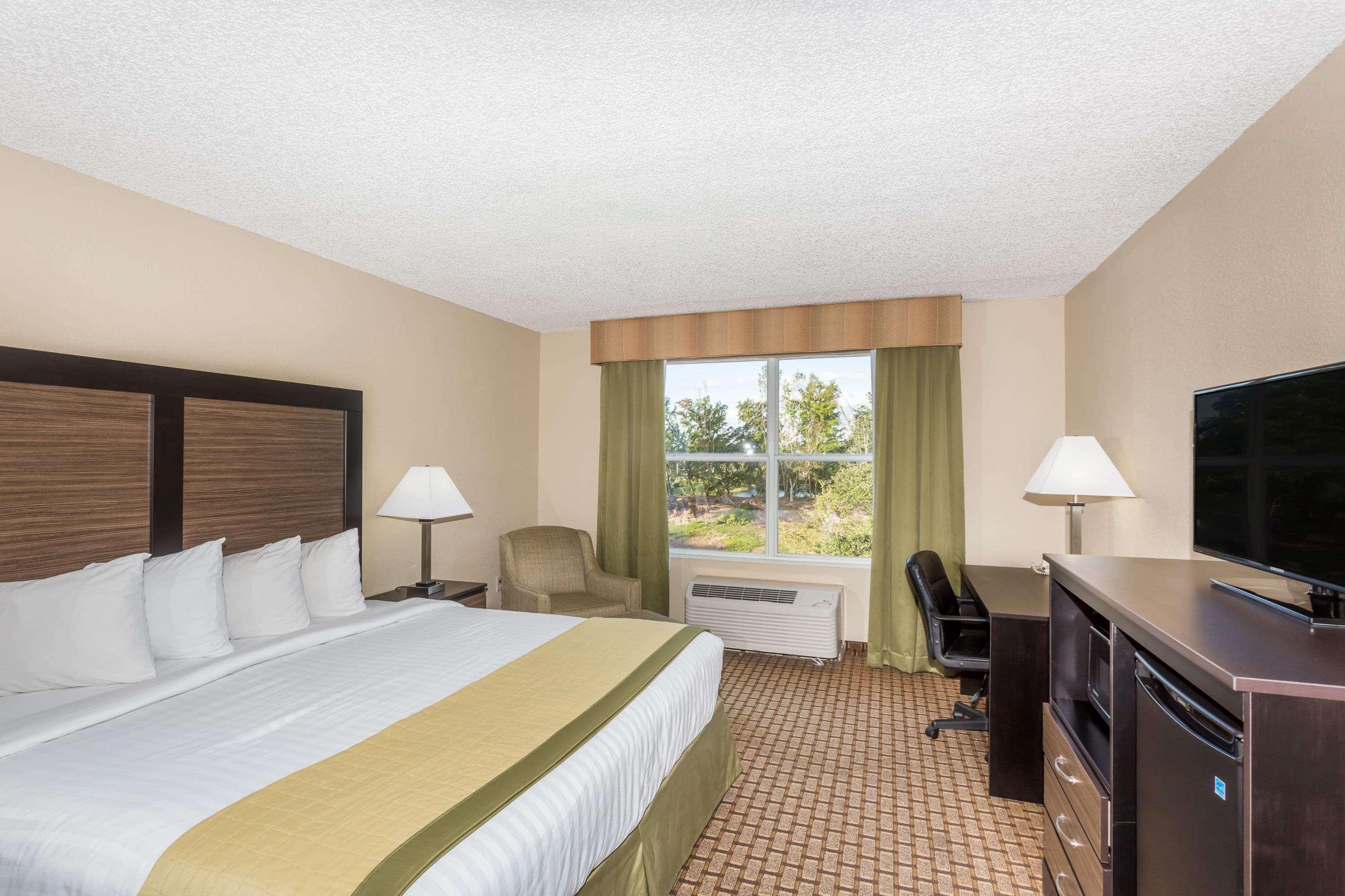 Baymont By Wyndham Fort Myers Airport Hotel Екстериор снимка