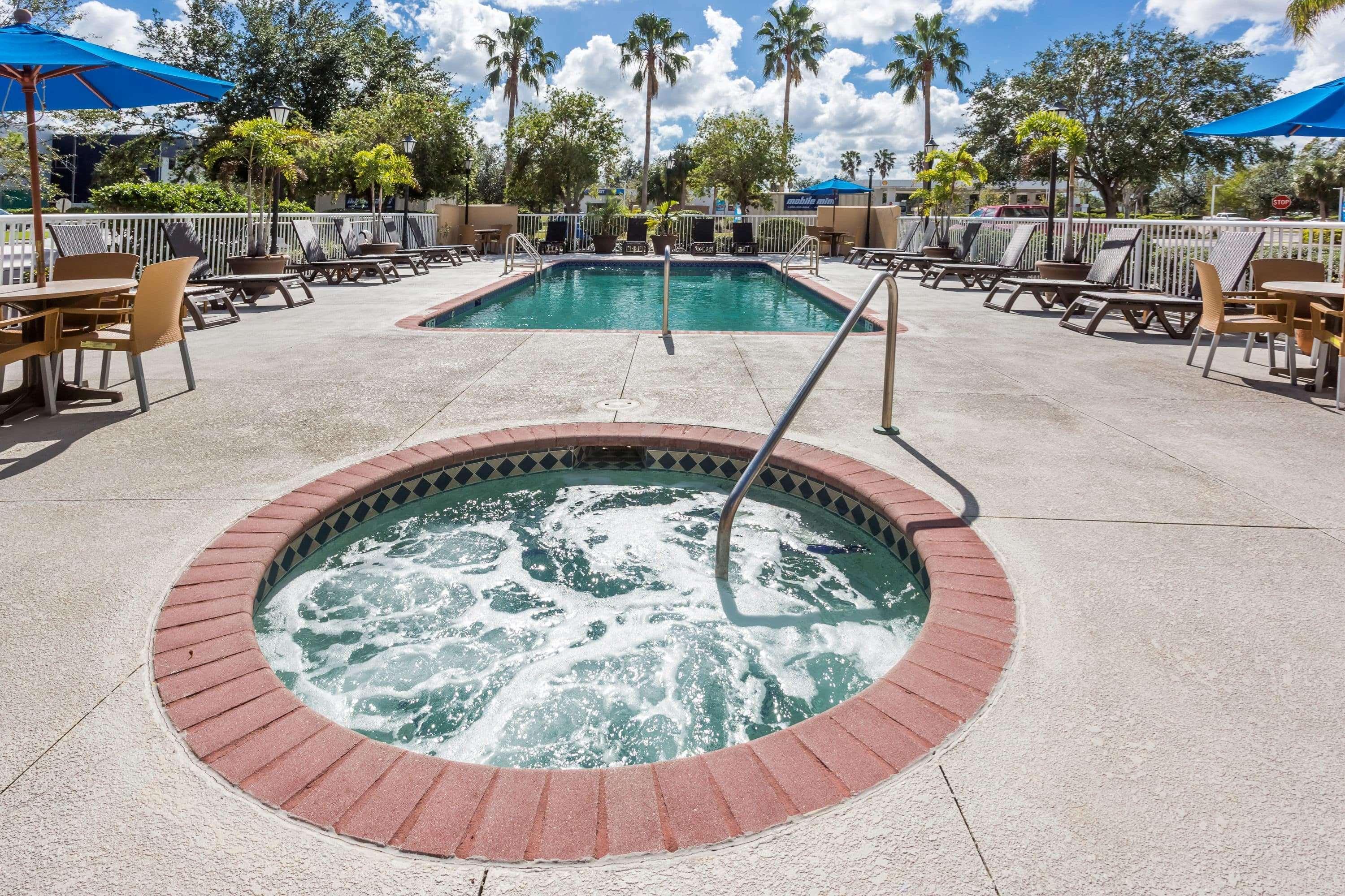 Baymont By Wyndham Fort Myers Airport Hotel Екстериор снимка