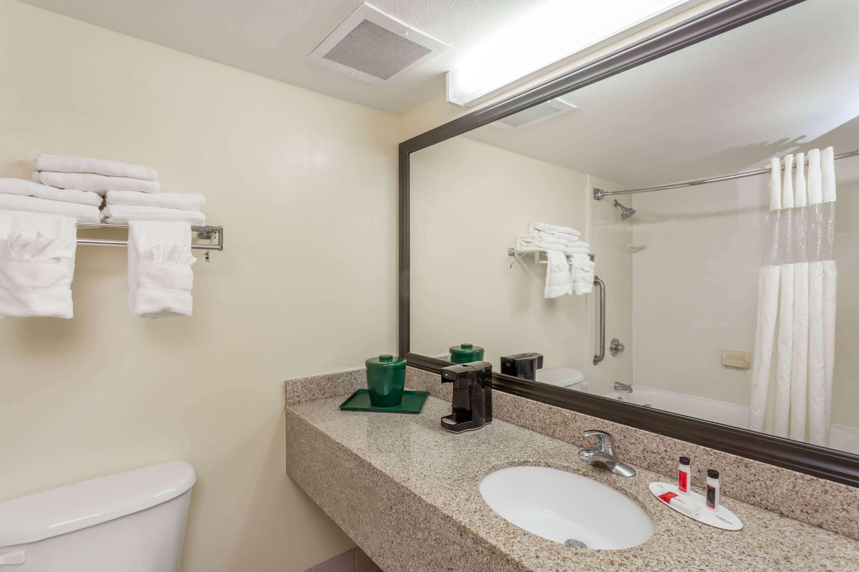 Baymont By Wyndham Fort Myers Airport Hotel Екстериор снимка