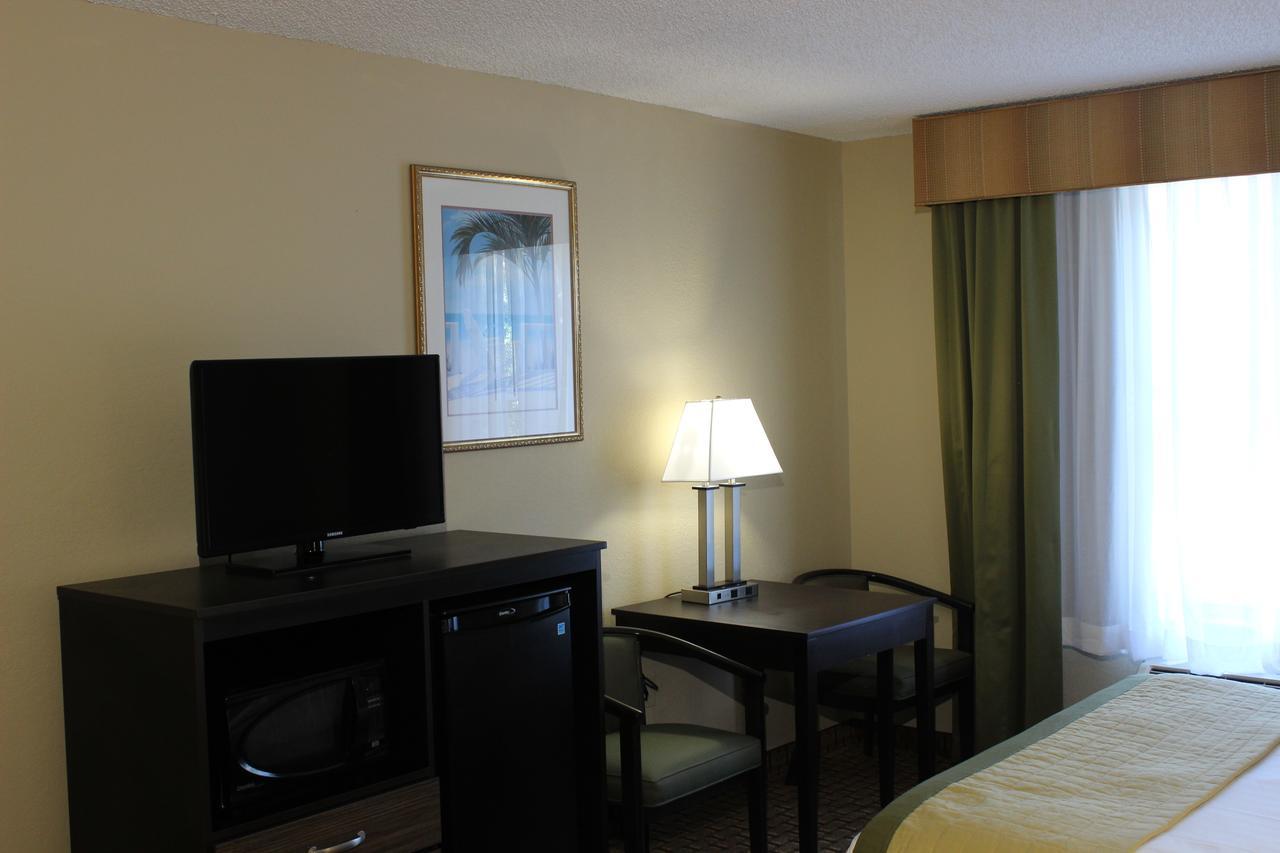 Baymont By Wyndham Fort Myers Airport Hotel Екстериор снимка