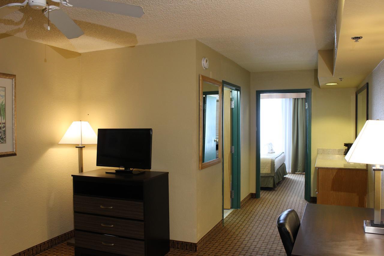 Baymont By Wyndham Fort Myers Airport Hotel Екстериор снимка