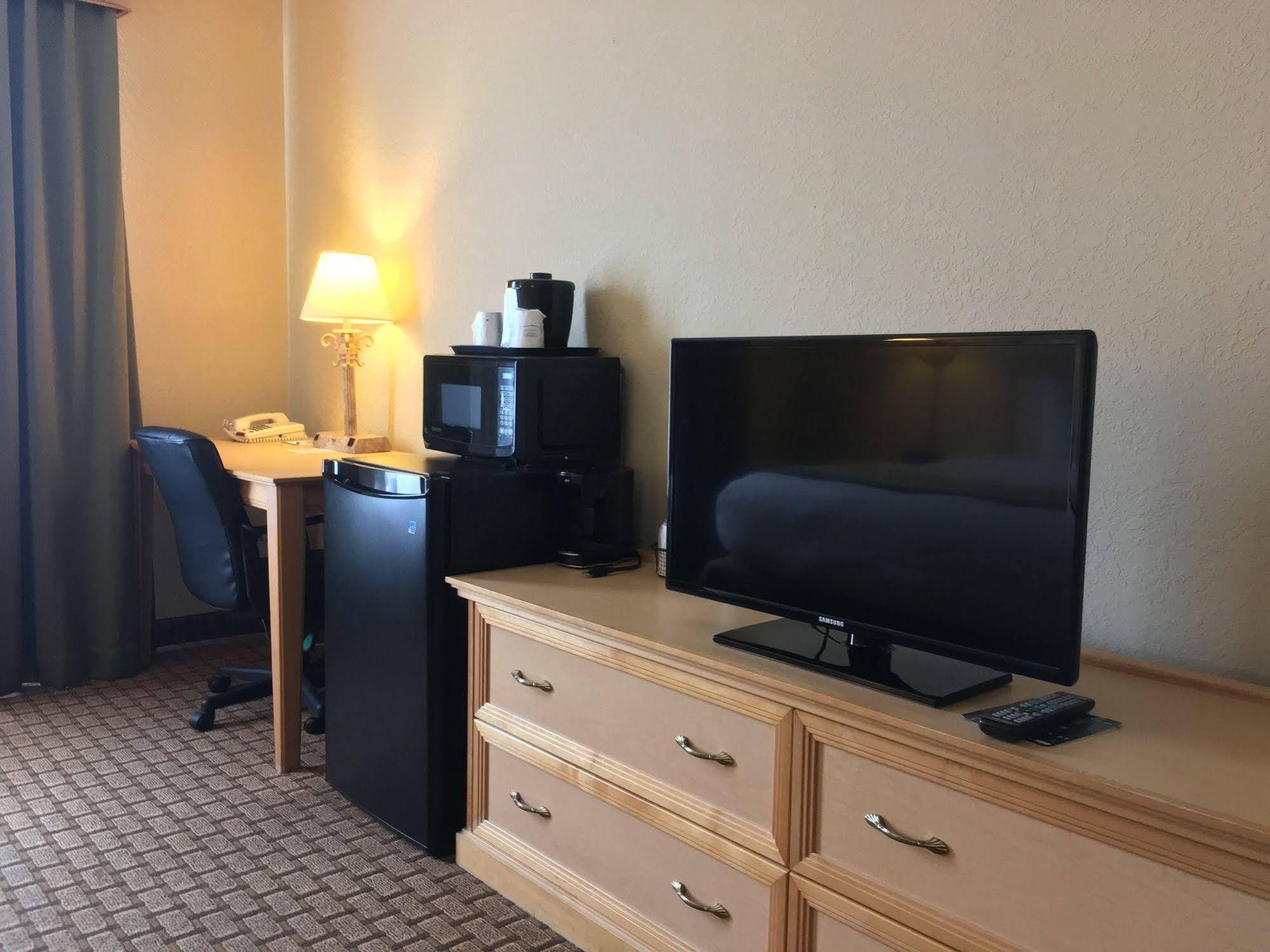 Baymont By Wyndham Fort Myers Airport Hotel Екстериор снимка