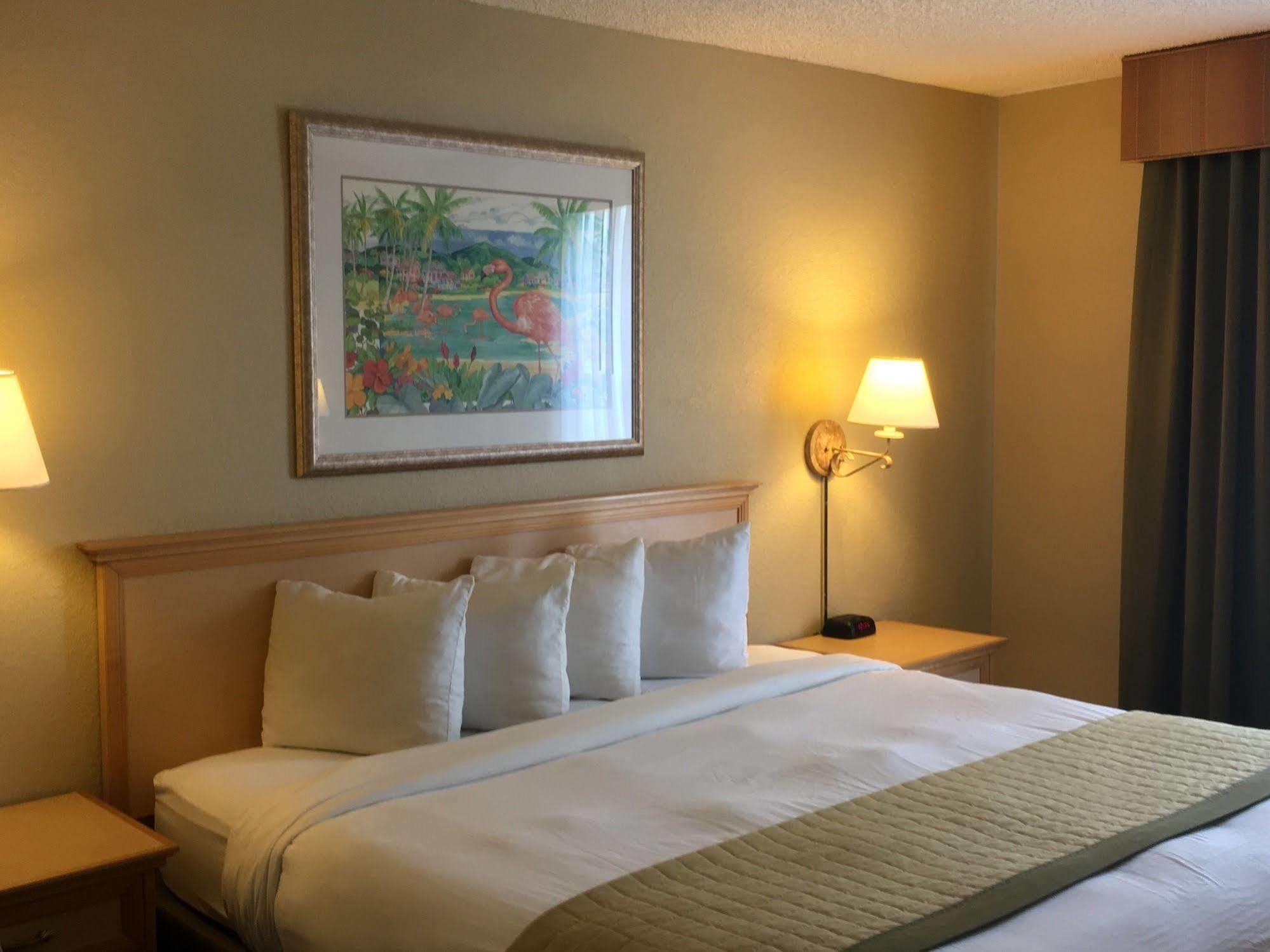 Baymont By Wyndham Fort Myers Airport Hotel Екстериор снимка